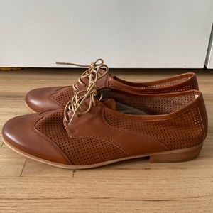 Hinge Wingtip Perforated Leather Oxford